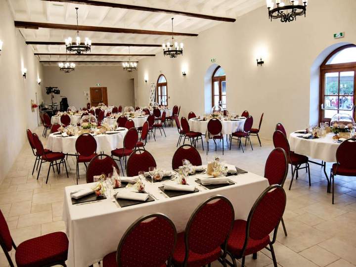 Salle aménagé pour banquet séminaire Savigneux